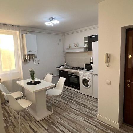 White One Apartment Petrosani Bagian luar foto