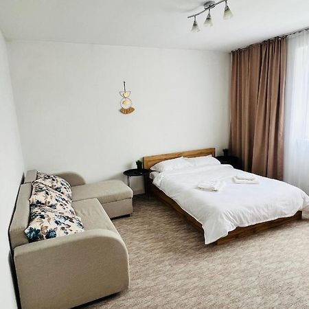 White One Apartment Petrosani Bagian luar foto