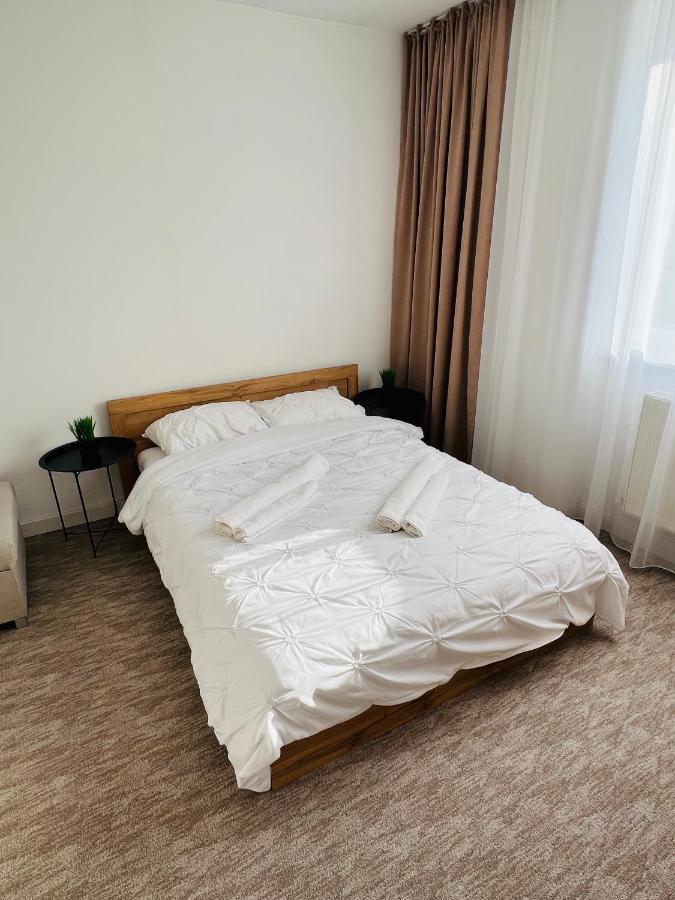 White One Apartment Petrosani Bagian luar foto