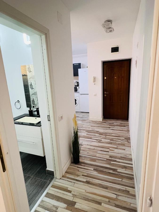 White One Apartment Petrosani Bagian luar foto