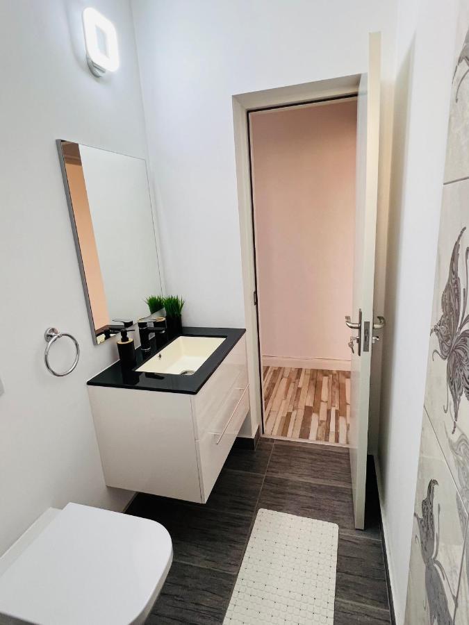 White One Apartment Petrosani Bagian luar foto