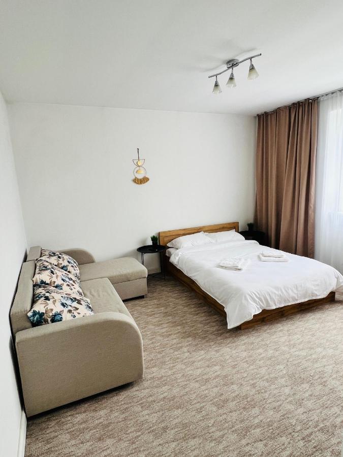 White One Apartment Petrosani Bagian luar foto